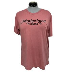 Motherhood Winging It Mom Culture Tee Super Soft Graphic Relaxed Fit Shirt Sz: L